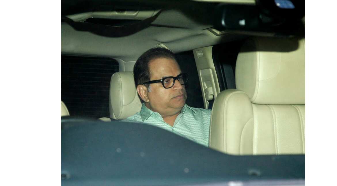 friends and Family visit Salman Khan's Galaxy Apartments