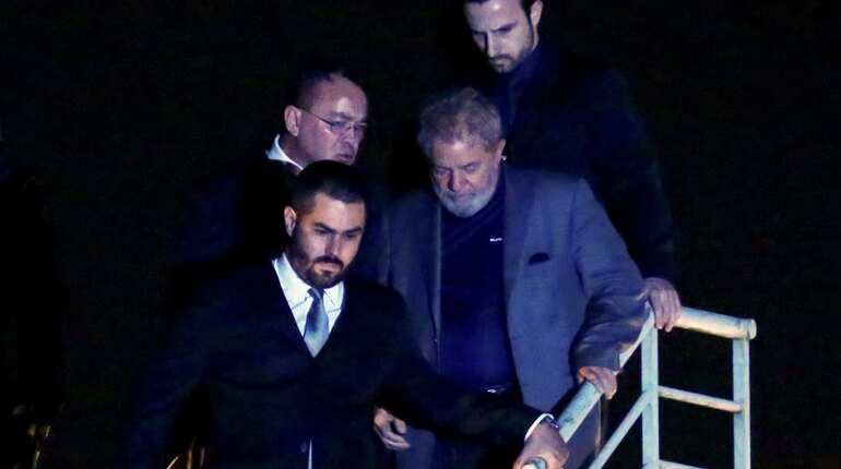 Brazil's Lula reaches prison to serve 12-year sentence Brazil's Lula reaches prison to serve 12-year sentence