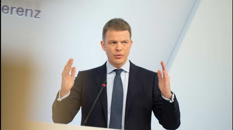 Crisis-hit Deutsche Bank pushes out British CEO Crisis-hit Deutsche Bank pushes out British CEO