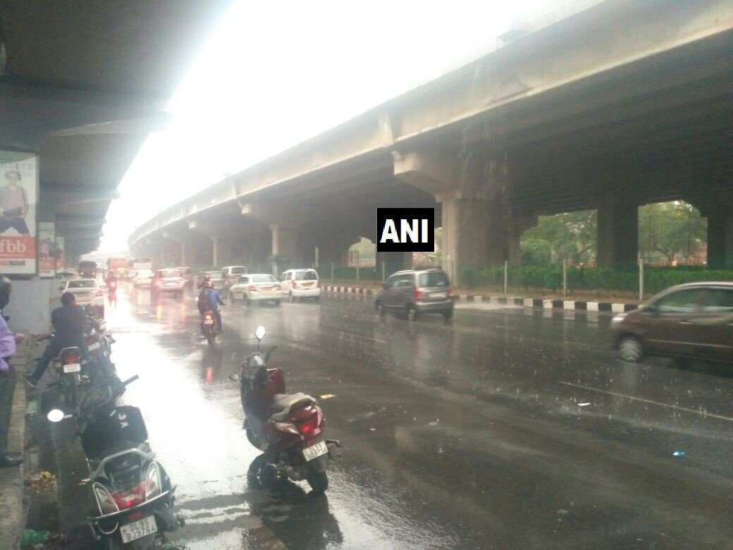 Watch: Delhi wakes up to mild rains, lower temperature Watch: Delhi wakes up to mild rains, lower temperature