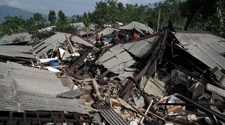 2 killed as 4.4 magnitude quake strikes Indonesia