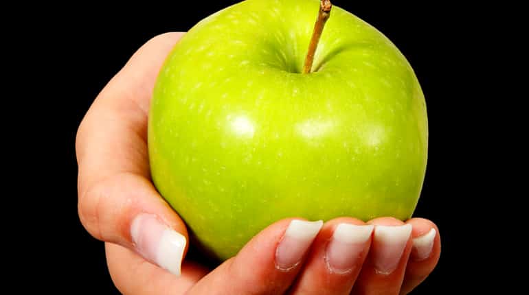 US woman flyer brings in apple, customs fines her $500