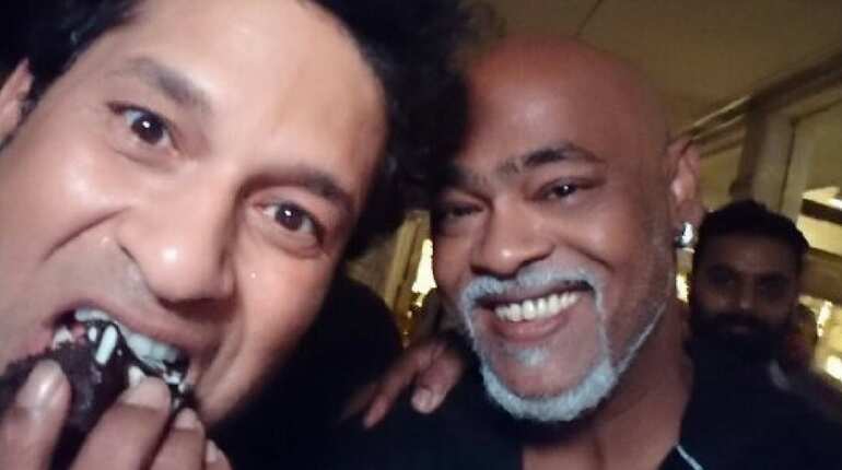 Watch: Vinod Kambli sings birthday song for Sachin Tendulkar Watch: Vinod Kambli sings birthday song for Sachin Tendulkar
