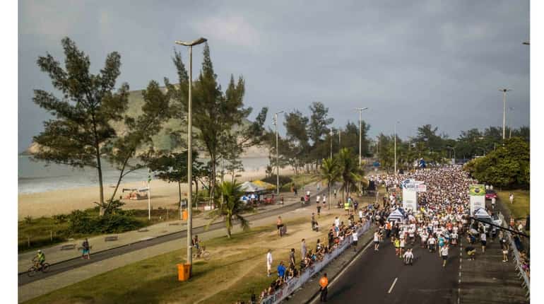 Participants perform during the Wings for Life World Run in Rio de Janeiro, Brazil on May 6, 2018