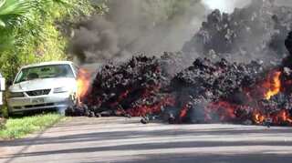 Hawaiians brave volcanic gases, lava to retrieve pets, belongings