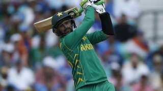 Shoaib Malik becomes first Asian to score 10,000 runs in T20 cricket
