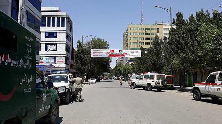 Suicide bombers, gunmen attack Kabul police stations