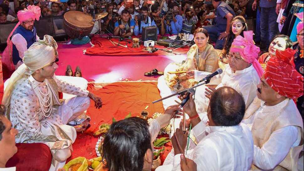 Chaos at Tej Pratap’s wedding; RJD supporters loot food items, crockery Chaos at Tej Pratap’s wedding; RJD supporters loot food items, crockery