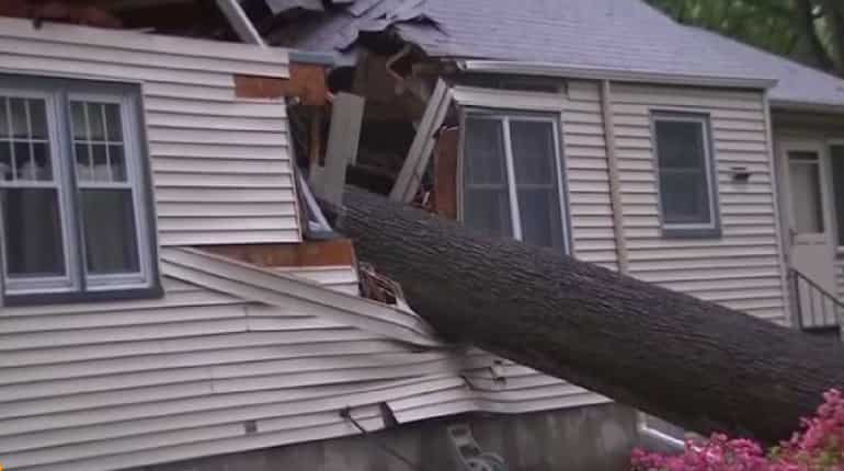 US Northeast storms kill 2, snarl transport, cause power outages US Northeast storms kill 2, snarl transport, cause power outages