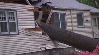 US Northeast storms kill 2, snarl transport, cause power outages