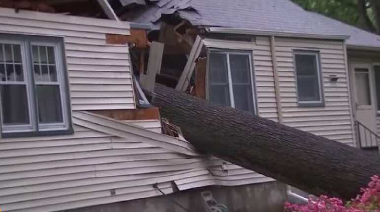 US Northeast storms kill 2, snarl transport, cause power outages