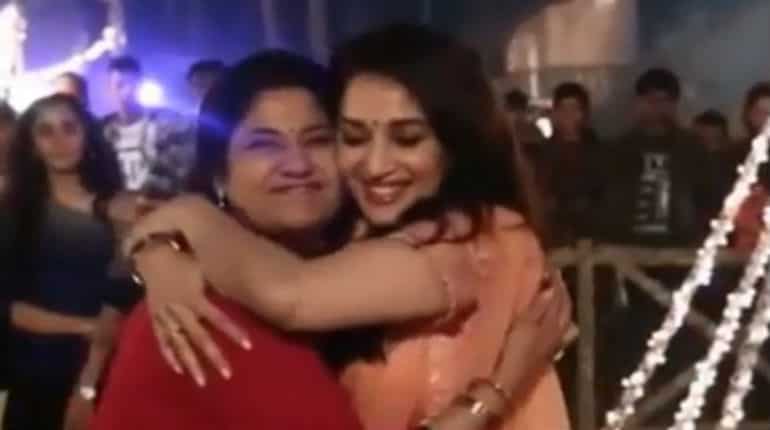 Watch: Madhuri Dixit and Renuka Shahane's impromptu dance will take you back to the '90s 