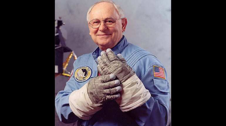 Moonwalking astronaut-artist Alan Bean dies at 86 Moonwalking astronaut-artist Alan Bean dies at 86