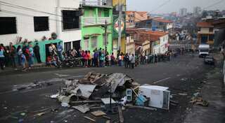 Deaths, arrests as looting erupts in Venezuela