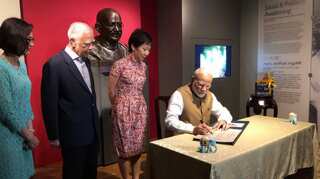 Prime Minister Modi unveils Gandhi's plaque with former Singaporean premier