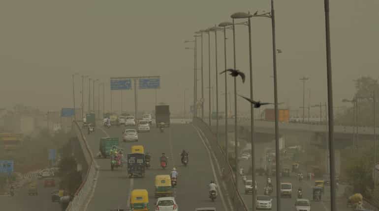 Delhi covered by layer of dust for 3rd day, conditions to remain for 3-4 days Delhi covered by layer of dust for 3rd day, conditions to remain for 3-4 days