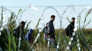 New US-bound group of migrants leaves San Salvador