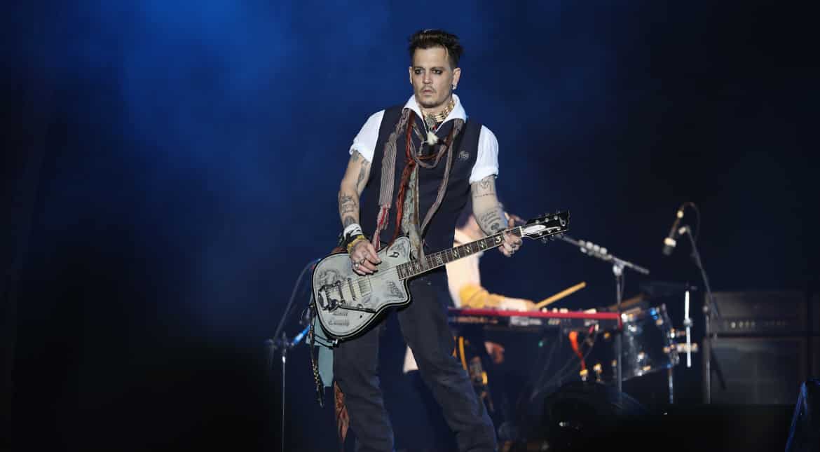 Johnny Depp loosens up with belly dancers amid divorce drama, he probably needed it