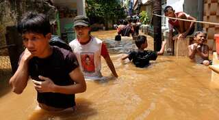 After 47 die in Indonesia landslides, authorities warn of more rain