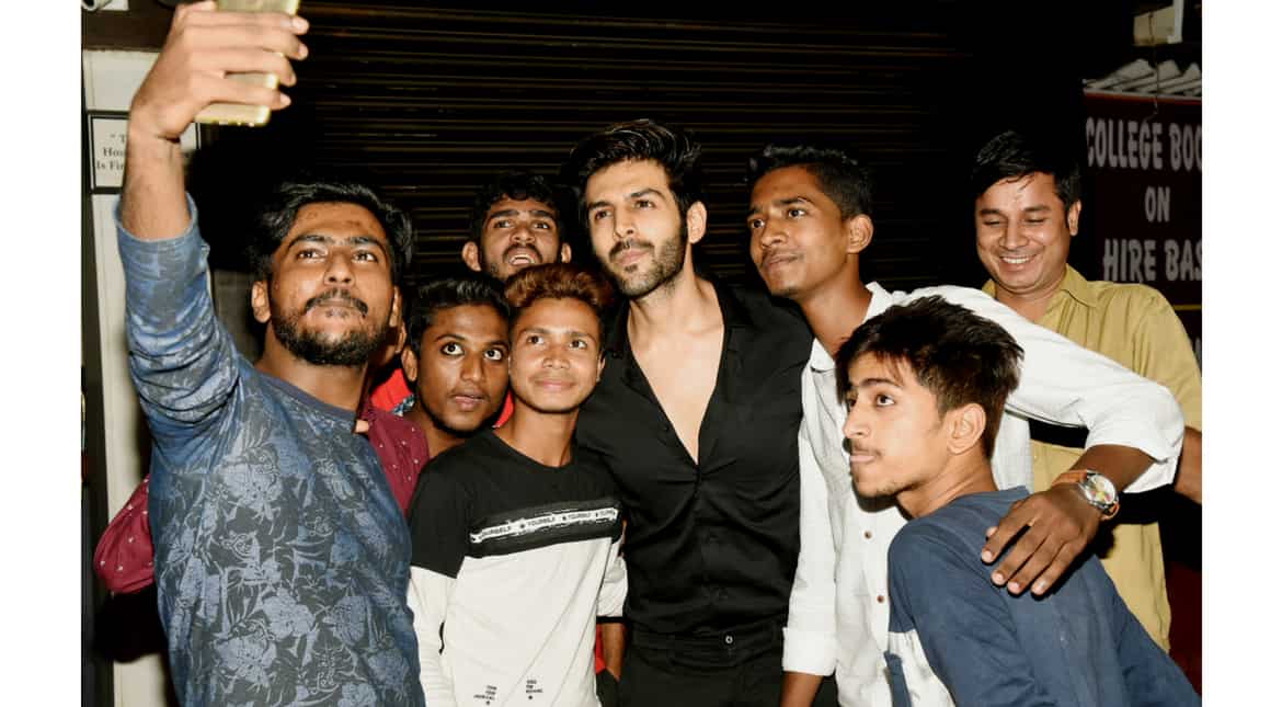 Kartik at his jovial best clicked pictures with his fans!