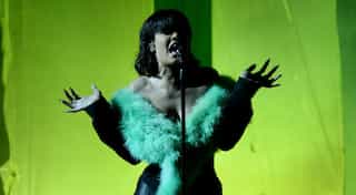 Rihanna breaks down in tears onstage during Dublin gig