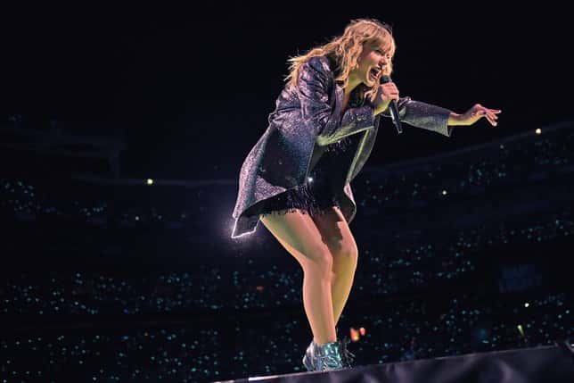 Taylor Swift surprises fan by donating $10,000 for her cancer treatment Taylor Swift surprises fan by donating $10,000 for her cancer treatment