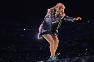Taylor Swift surprises fan by donating $10,000 for her cancer treatment