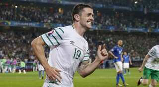 Euro 2016: Brady's late goal fires Ireland into last-16