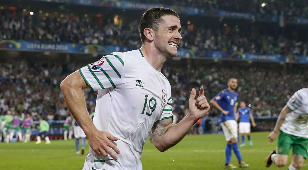 Euro 2016: Brady's late goal fires Ireland into last-16
