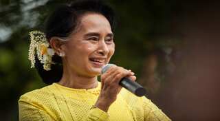 Myanmar's Suu Kyi visits troubled diaspora in Thailand