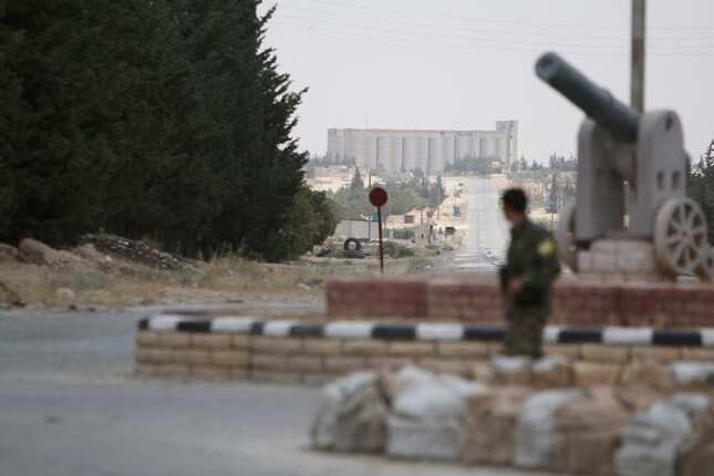 Syrian forces fight IS militants with US support
