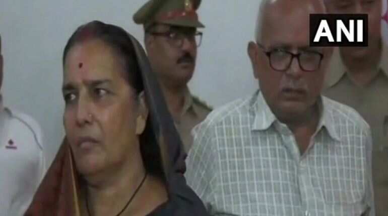 Uttar Pradesh: 24 girls rescued from illegal shelter home in Deoria, couple arrested Uttar Pradesh: 24 girls rescued from illegal shelter home in Deoria, couple arrested