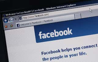 Algerians celebrate return of social media after blackout