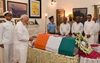 Modi, Sonia pay tributes to former PM Vajpayee at his residence; cremation to take place at Smriti Sthal