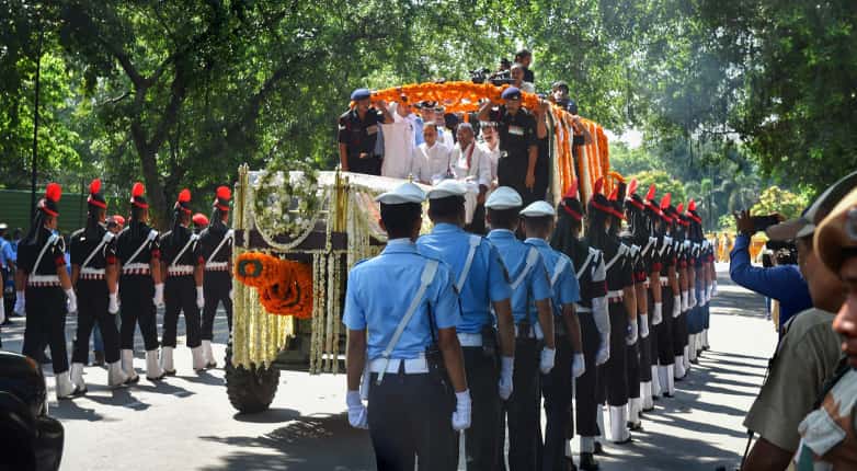 Thousands gather to pay homage to former PM Atal Bihari Vajpayee, last rites at 4 pm Thousands gather to pay homage to former PM Atal Bihari Vajpayee, last rites at 4 pm