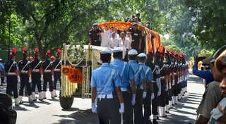 Thousands gather to pay homage to former PM Atal Bihari Vajpayee, last rites at 4 pm