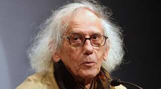 Unlike namesake, Christo makes thousands walk on water