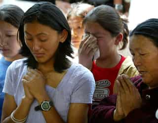 Everest rescuers abandon recovery of Indian climbers` bodies