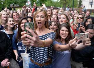 Selfie statue fails to click with some in Houston suburb