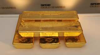 Gold dips, but lingers near four-week high ahead of Fed meeting