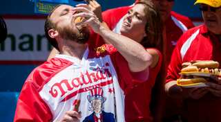 Hot dog-eating champ regains title in US contest