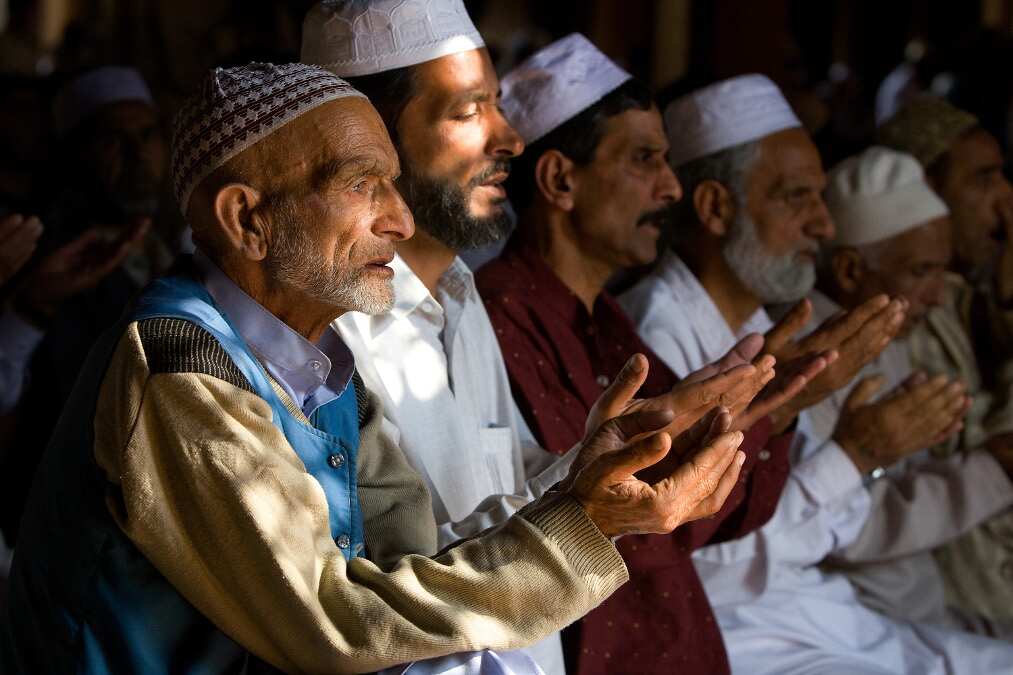 Amid traditional religious gaiety, Eid-ul-Fitr celebrations begin in J&K