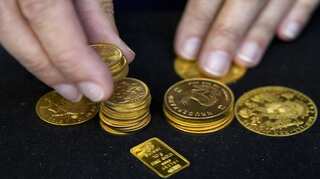 Gold eases ahead of US jobs data, but eyes 6th weekly gain
