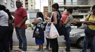 Venezuela government, opposition meet with mediator