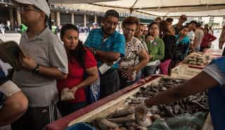 In midst of crisis, tens of thousands Venezuelans rush to border to buy essentials