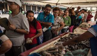 In midst of crisis, tens of thousands Venezuelans rush to border to buy essentials