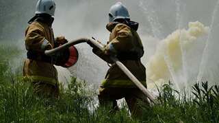 3,000 campers evacuated in French blaze, fireman dead