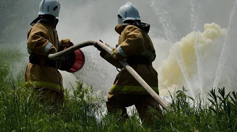 3,000 campers evacuated in French blaze, fireman dead