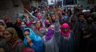 Five-member Indian team visits Kashmir separatists to talk peace
