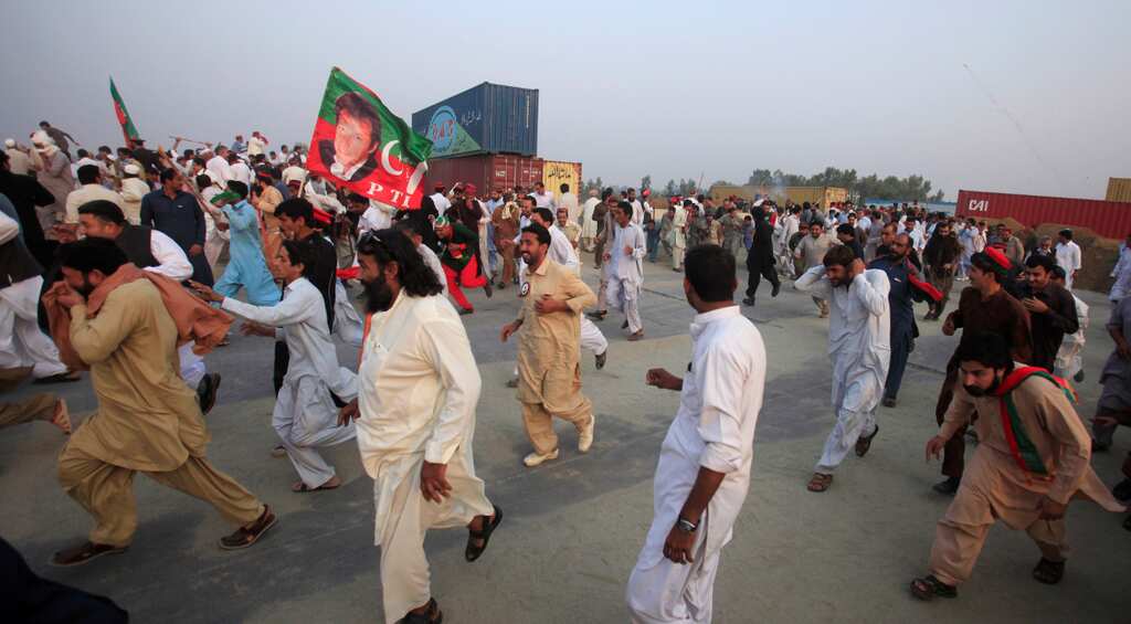 Pakistan: Clash between police and anti-government protesters, tear gas fired